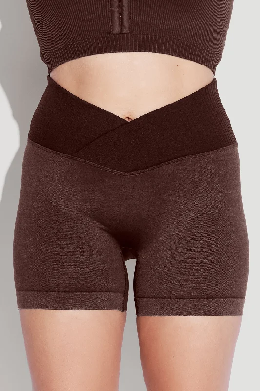 crisscross-hourglass-seamless-midi-shorts-french-roast